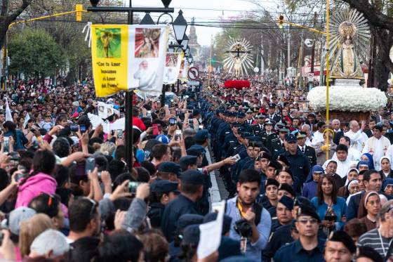 El Milagro convocó a los fieles en multitudinaria procesión y miles de salteños renovaron el pacto de Fidelidad